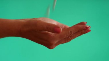 kadın avuç içinde haplar yakın krom anahtar