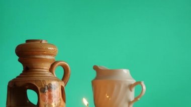 Kadın aromaterapi krom anahtarı için eşyalar hazırla.