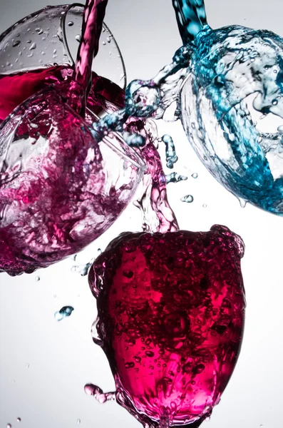 şeffaf gözlük içine düşen su akışı