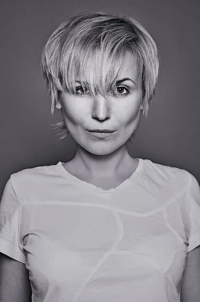 siyah beyaz bir kadın portresi