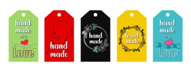 İşiniz için eskizler hazırlayın. Sevgi dolu el yazmaları ürününüz için şık etiketler çiziyor. Beyaz arkaplan.