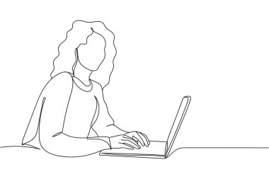 Silüet içinde dizüstü bilgisayarın başında oturan kendine güvenen bir iş kadını. Doğrusal biçimlendirilmiş. Minimalist.