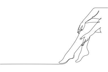 Elleri beyaz arka planda olan uzun, güzel kadın bacakları. Doğrusal biçimlendirilmiş. Minimalist.