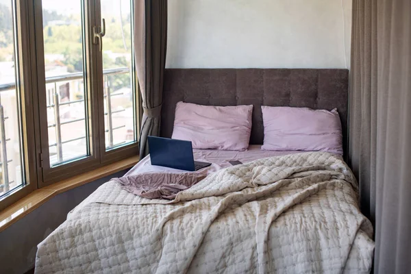 Tempat Tidur Ganda Dengan Linen Pastel Laptop Tempat Tidur Bekerja — Stok Foto