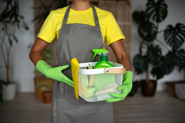 Werkster Heeft Schoonmaakspullen Pofessionele Schoonmaak Geel Groen Uniform Een Vrouw — Stockfoto