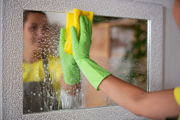 Reinigung Des Badezimmers Das Mädchen Reibt Waschbecken Und Spiegel Hotelservice — Stockfoto