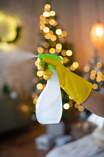 Una Mano Guante Amarillo Sostiene Una Botella Detergente Contra Fondo — Foto de Stock