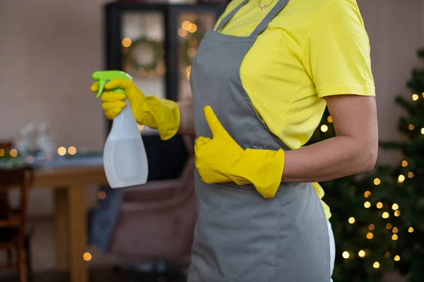 Vrouw Een Gele Handschoen Houdt Een Fles Wasmiddel Vast Toont — Stockfoto