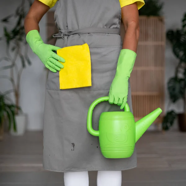 Ένα Κορίτσι Ποδιά Και Λαστιχένια Γάντια Κρατάει Ένα Πράσινο Πλαστικό — Φωτογραφία Αρχείου