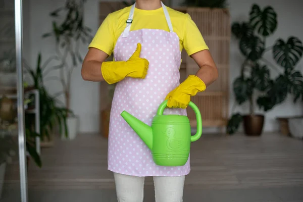 Een Meisje Een Schort Rubberen Handschoenen Houdt Een Groene Plastic — Stockfoto