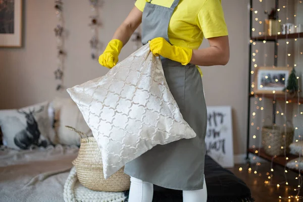 Neujahrsputz Sorglose Vorbereitung Auf Weihnachten Professioneller Reinigungsservice Zimmermädchen Gelben Shirts — Stockfoto