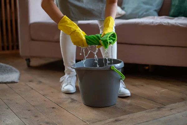 Een Vrouw Met Rubberen Handschoenen Trok Een Groene Doek Uit — Stockfoto