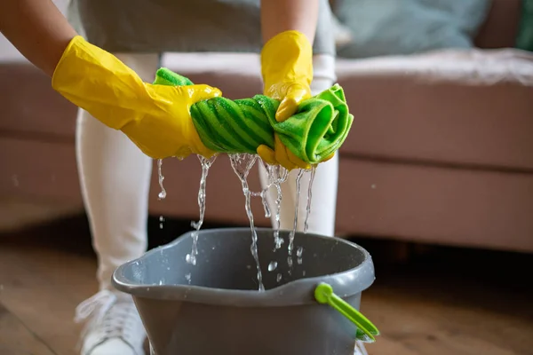Een Vrouw Met Rubberen Handschoenen Trok Een Groene Doek Uit — Stockfoto