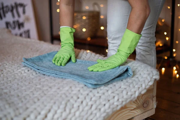 Neujahrsputz Sorglose Vorbereitung Auf Weihnachten Professioneller Reinigungsservice Dienstmädchen Grünen Gummihandschuhen — Stockfoto