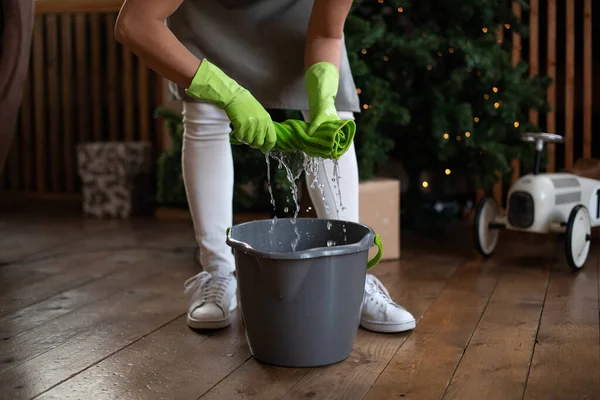 Eine Frau Gummihandschuhen Streckte Einen Grünen Lappen Aus Professioneller Reinigungsservice — Stockfoto