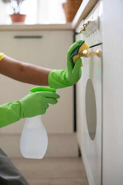 Ogólne Sprzątanie Kuchni Kobieta Fartuchu Gumowych Rękawiczkach Myje Zlew Profesjonalne — Zdjęcie stockowe