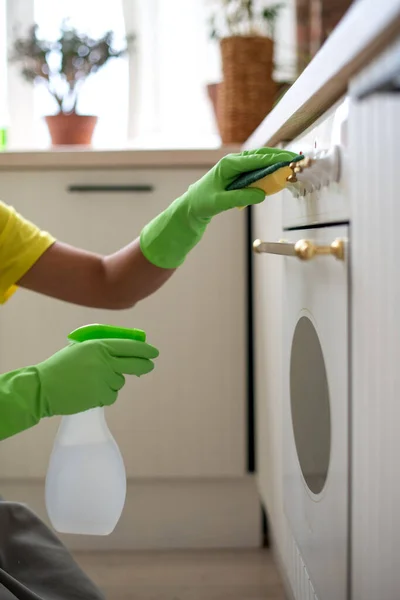 Allgemeine Reinigung Der Küche Eine Frau Schürze Und Gummihandschuhen Wäscht — Stockfoto