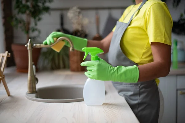 Algemene Schoonmaak Van Keuken Een Vrouw Een Schort Rubberen Handschoenen — Stockfoto