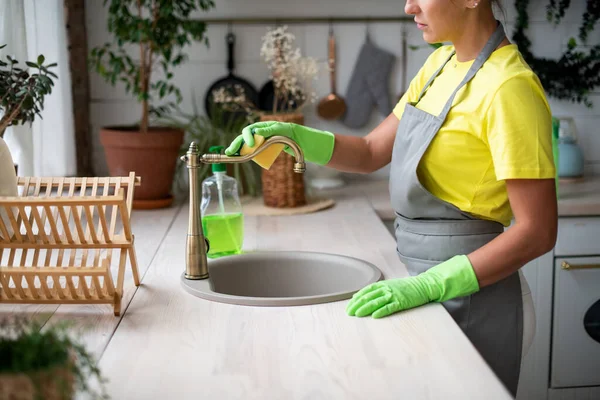Algemene Schoonmaak Van Keuken Een Vrouw Een Schort Rubberen Handschoenen — Stockfoto