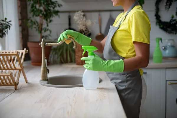 Algemene Schoonmaak Van Keuken Een Vrouw Een Schort Rubberen Handschoenen — Stockfoto
