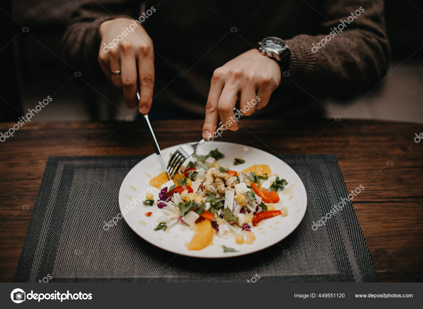 Manden Spiser Frokost Restaurant Mad Rødvin Borddækning Hænderne Holder  Vidku — Stock-foto © KatrinaSid #449551120