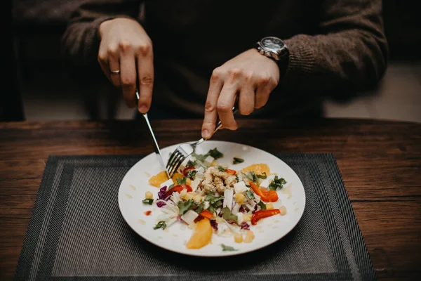 Han Äter Lunch Restaurang Mat Och Rödvin Dukning Händerna Håller — Stockfoto