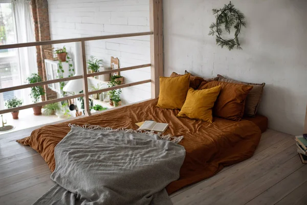 Innenraum Loft Stil Niedriges Bett Mit Brauner Bettwäsche Bequemer Leseort — Stockfoto