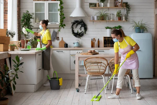 Twee Dienstmeisjes Maken Keuken Schoon Algemene Schoonmaak Van Het Huis — Stockfoto