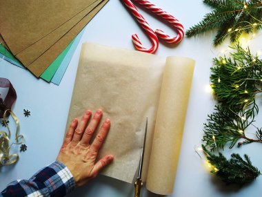 Noel hediyesi paketlemek için adım adım talimatlar. DIY hediye paketi