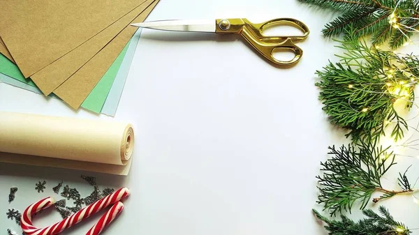 크리스마스 선물 포장에 대한 차근차근 지시입니다. 짐 스러운 선물 포장 — 스톡 사진
