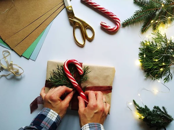 Пошаговая инструкция по упаковке рождественского подарка. Упаковка подарков DIY — стоковое фото