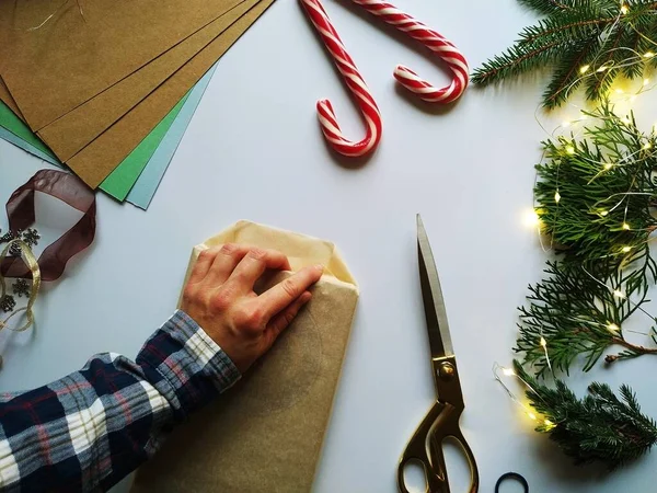 Покрокова інструкція з упаковки різдвяного подарунка. Саморобна упаковка подарунків — стокове фото