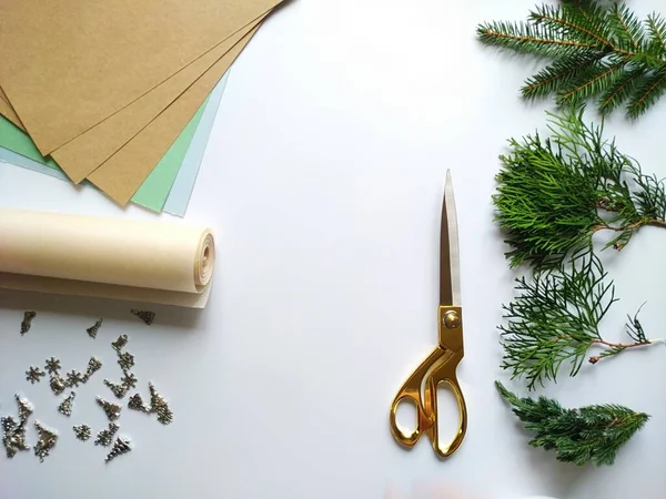 Ein Ort, um Weihnachtsgeschenke mit eigenen Händen zu verpacken — Stockfoto