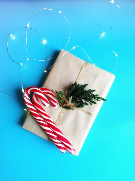 수공예 종이, 사탕, 향나무 가지로 포장 된 선물. 크리스마스 컨셉트 — 스톡 사진