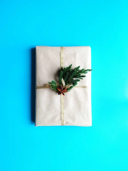 수공예 종이에 향나무 가지로 포장 된 선물. 최소 개념 — 스톡 사진