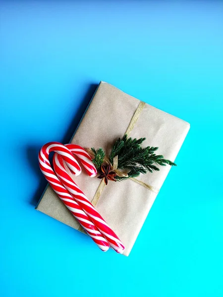 수공예 종이, 사탕, 향나무 가지로 포장 된 선물. 크리스마스 컨셉트 — 스톡 사진