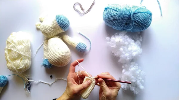 Processus et matériaux pour crocheter jouet licorne fait main — Photo