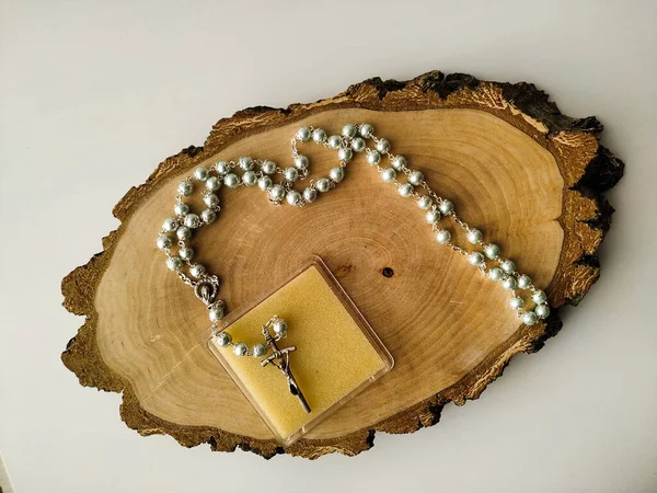 木の切妻白樺の上のカトリックのロザリオの祈り — ストック写真
