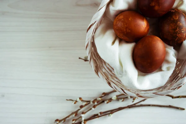 Húsvéti tojás festett természetes színezékek egy fehér szövet, fűzfa ágak Stock Kép
