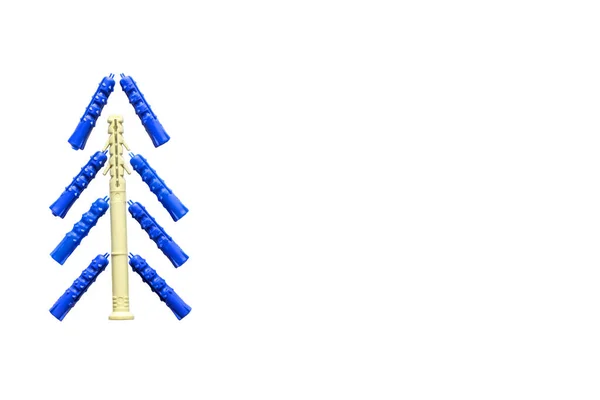 Choinka złożone z niebieskich kołków izolowanych na białym tle — Zdjęcie stockowe