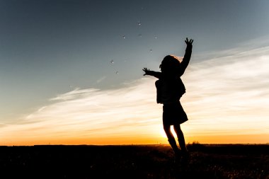 Gün batımı çocuk siluet