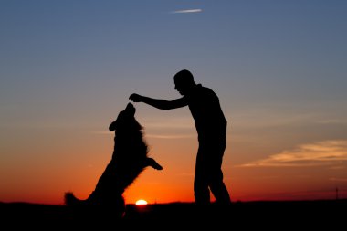 Erkekler ve köpek siluet