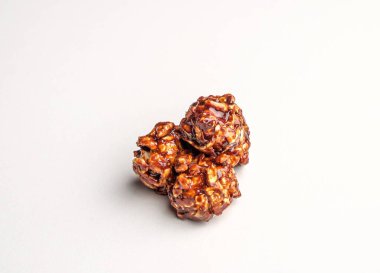 Beyaz arka planda çikolata aromalı patlamış mısır