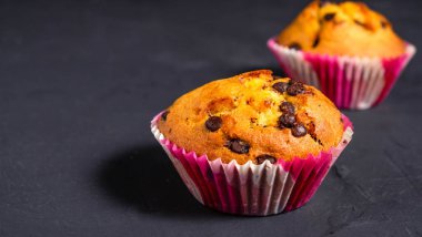 Kek. Koyu arkaplanda çikolata parçaları var..