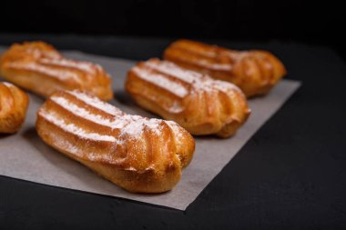 Koyu arkaplanlı kremalı ekler.