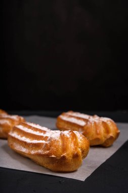 Koyu arkaplanlı kremalı ekler.