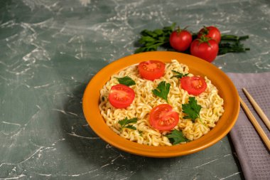 Asya yemekleri. Domatesli ve otlu erişte. Fast food.