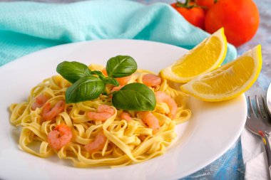 Karides, fesleğen ve domatesli makarna.