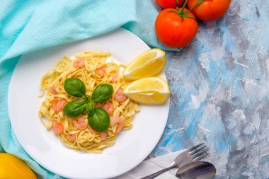 Karides, fesleğen ve domatesli makarna. Yukarıdan görüntüle