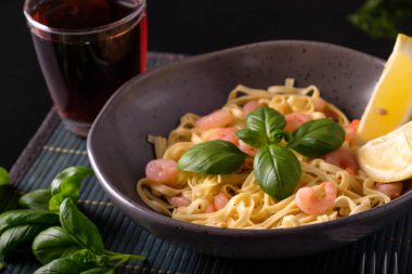 Karides, fesleğen ve domatesli makarna.